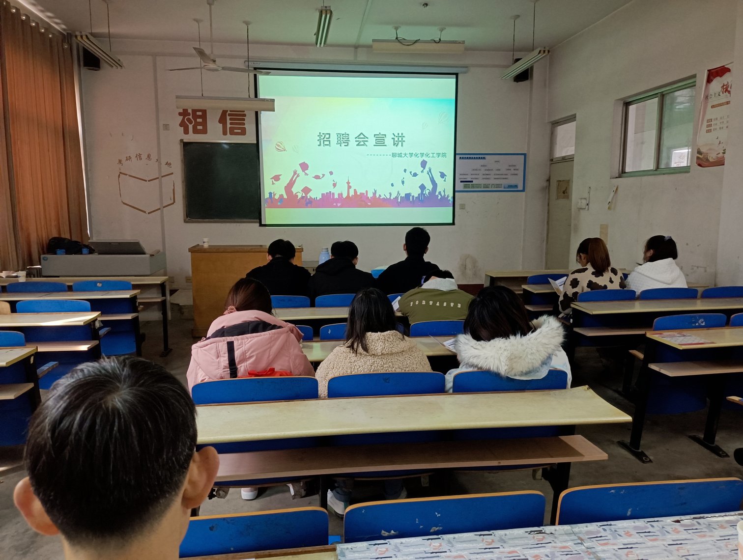 会议室里的人们
描述已自动生成