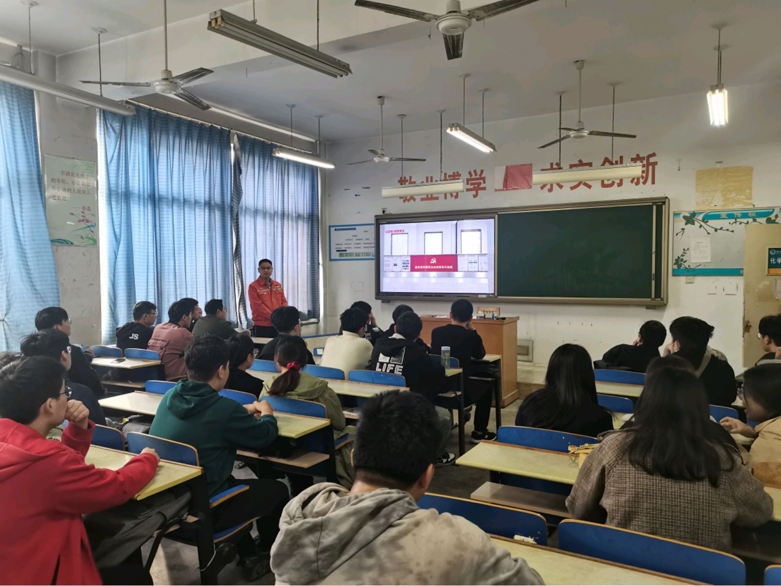 会议室里的人们
描述已自动生成